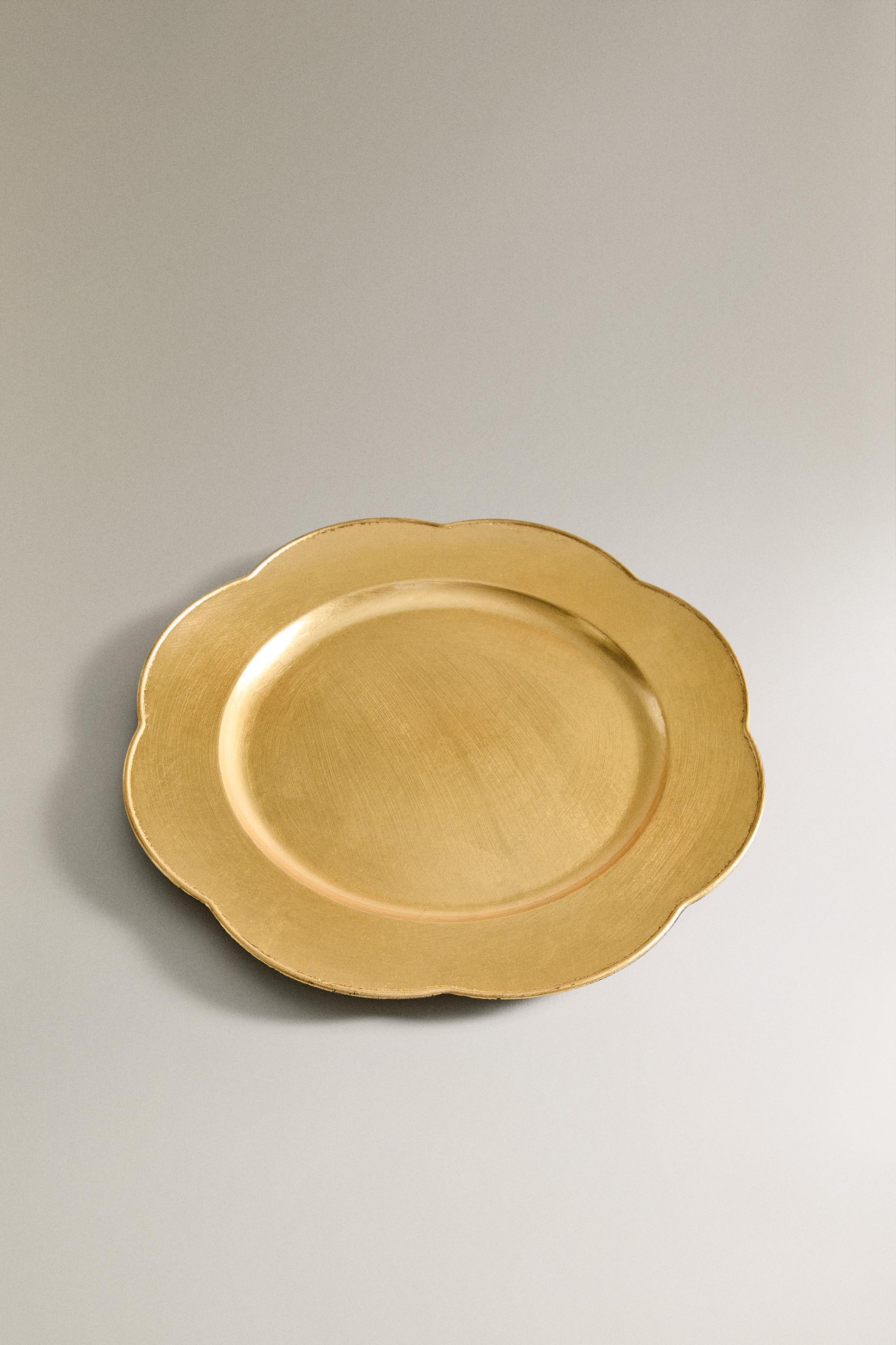 PLAIN CHRISTMAS CHARGER WITH SCALLOPED EDGE